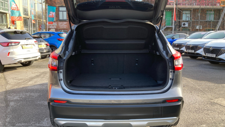 Nissan Qashqai 1.3 DiG-T N-Motion 5dr Petrol Hatchback